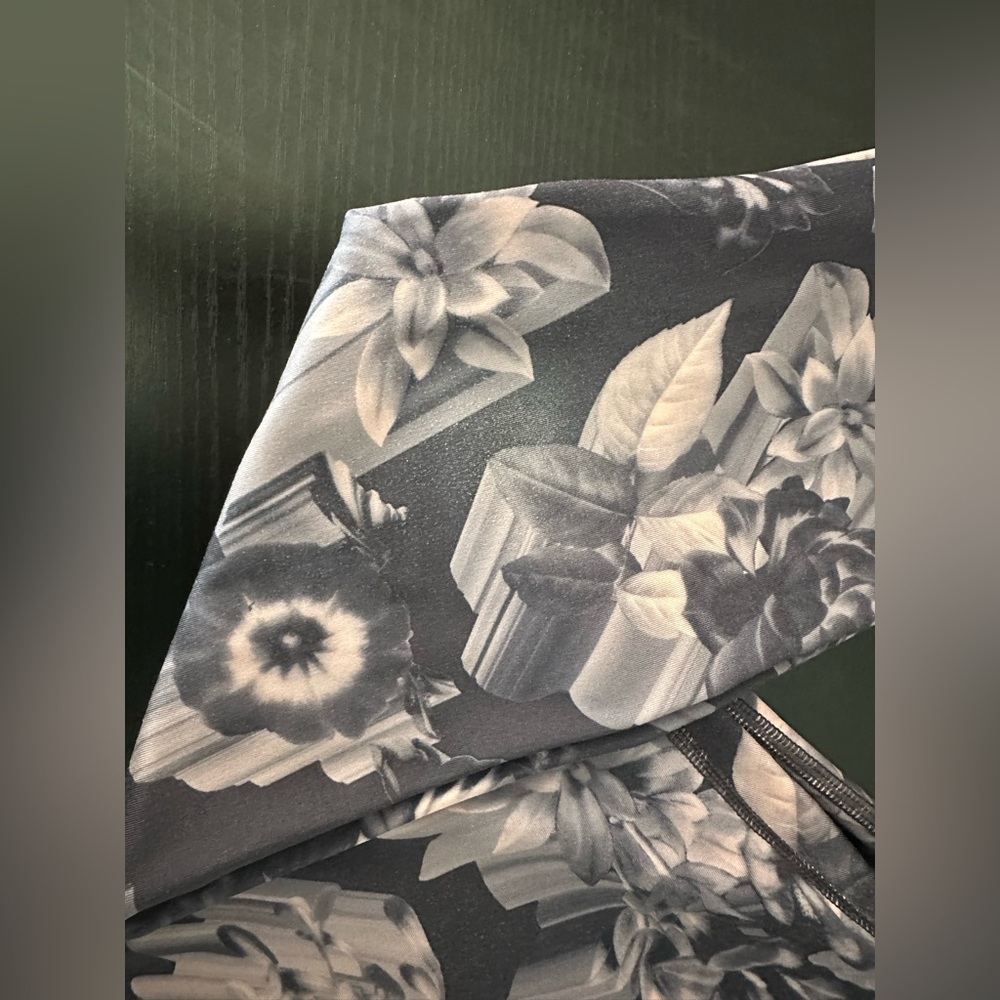 Nike Grey Floral and Blue Leggings - Picture 4 of 12